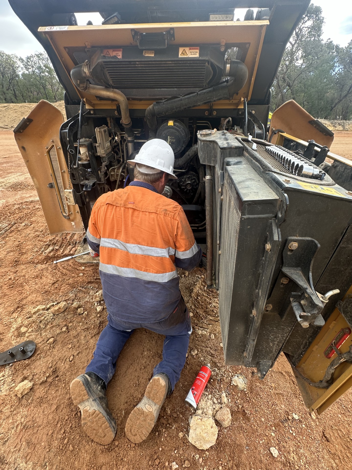 Walton Mechanical heavy diesel mechanic carrying out a field repair on a machine on a WA site